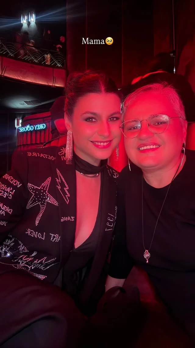 Η Δανάη Παππά με τη μαμά της σε βραδινή έξοδο