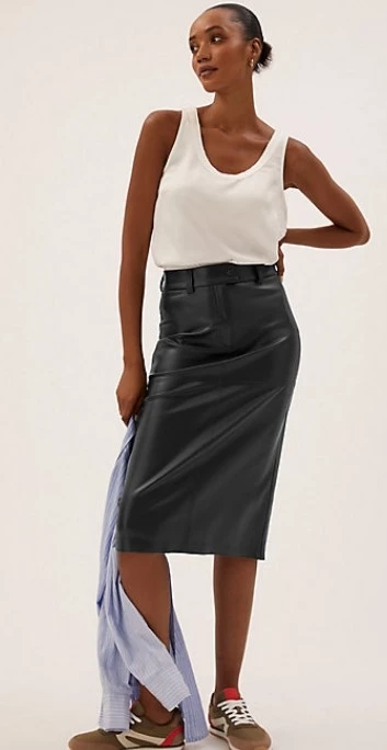 Η δερμάτινη Marks & Spencer φούστα της Ελένης Μενεγάκη που θα φορέσεις και στο γραφείο