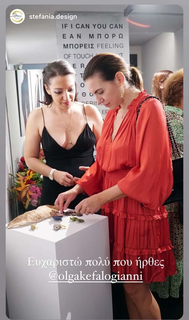 Όλγα Κεφαλογιάννη | Με chic φθινοπωρινό κόκκινο φόρεμα στο Κολωνάκι
