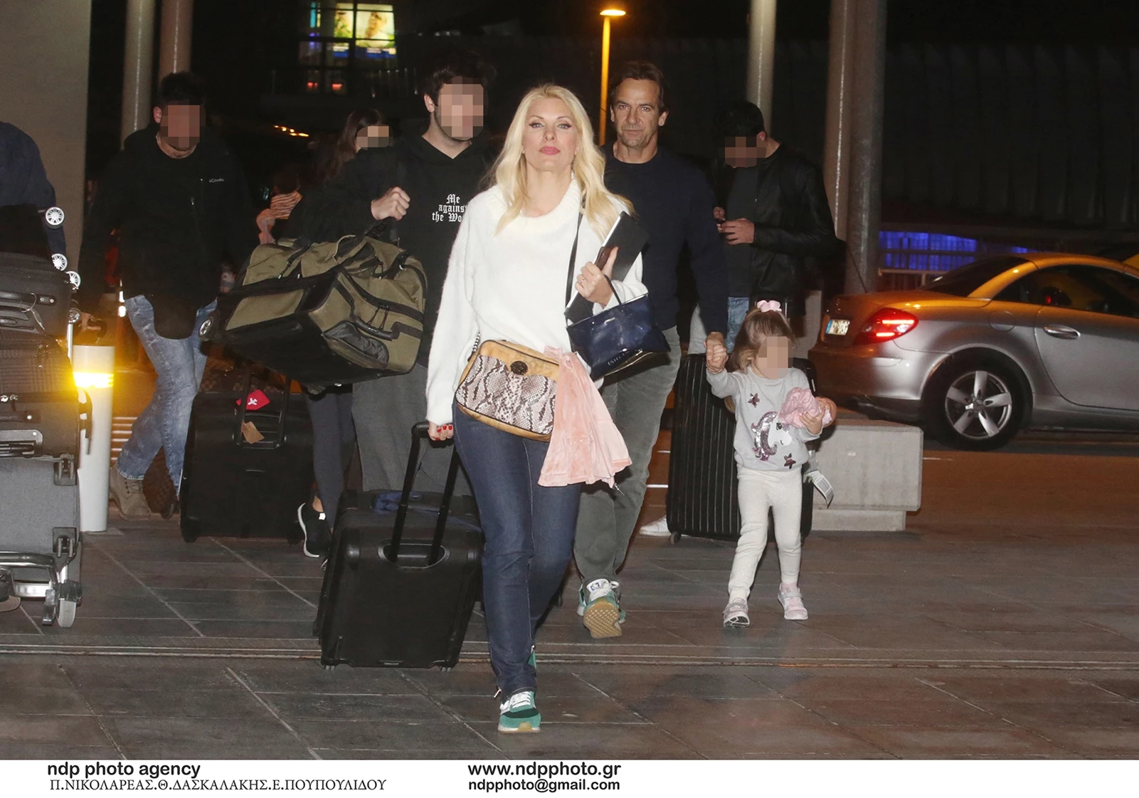 29-12-2019 Ελ.Βενιζέλος.Ελένη Μενεγάκη με την οικογένειά της. Άγγελος Λάτσιος-Ελένη Μενεγάκη-Μάκης Παντζόπουλος-Μαρίνα Παντζοπούλου