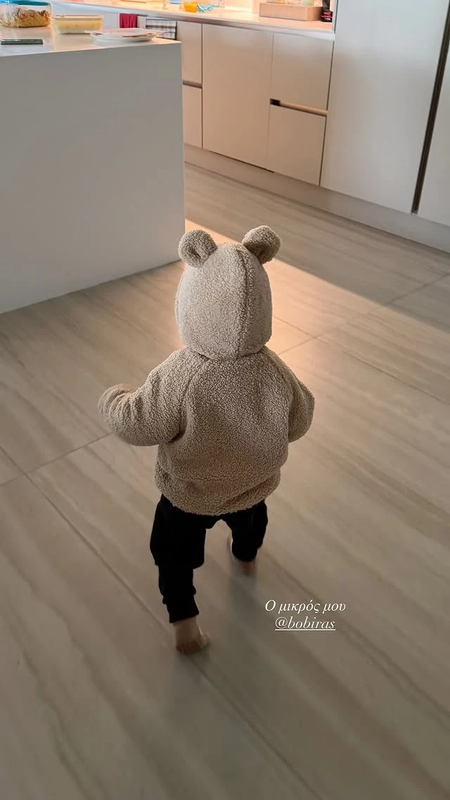 Βασίλης Αργυρός με ζακέτα αρκουδάκι