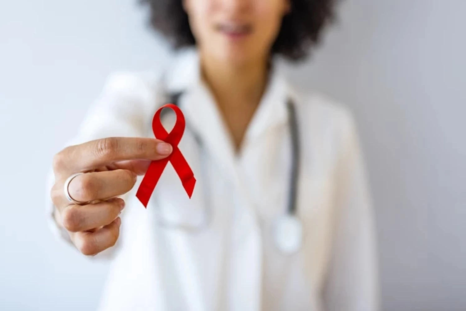 Παγκόσμια Ημέρα Κατά του Aids | 1 στους 2 διαγιγνώσκεται καθυστερημένα – Γιατί η Ευρώπη χάνει τον στόχο έως το 2030