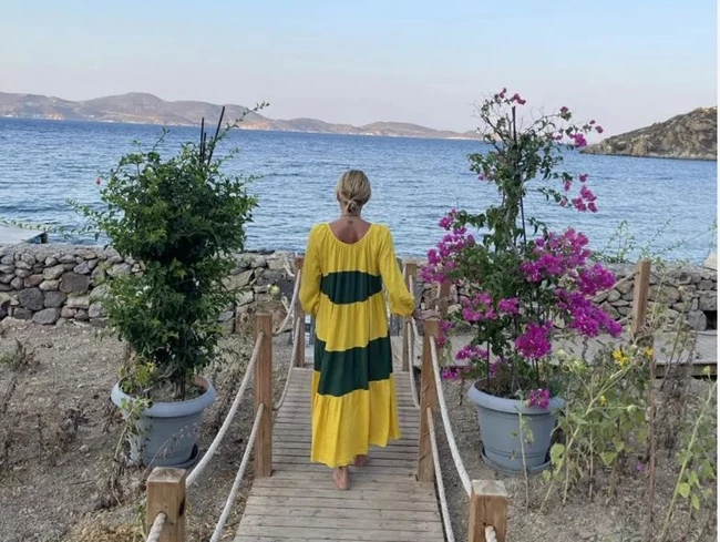 Τζένη Μπαλατσινού | Με maxi κίτρινο φόρεμα στην Πάτμο