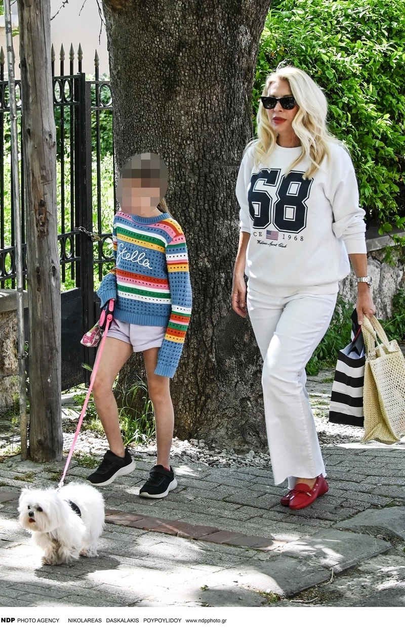 Η Ελένη Μενεγάκη με τη Μαρίνα Παντζοπούλου στην Κηφισιά