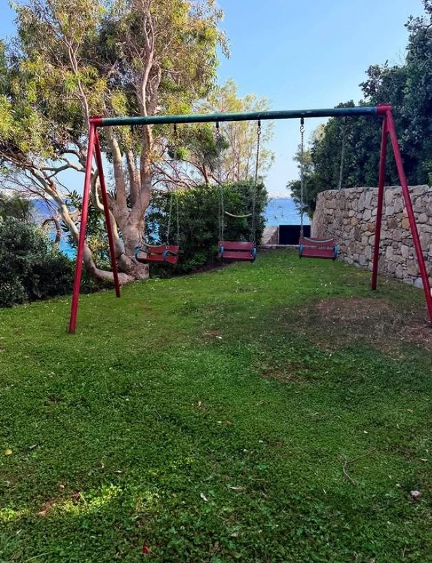 Στον κήπο της Δούκισσας Νομικού στη Μύκονο | Η θέα στη θάλασσα και η vintage παιδική χαρά