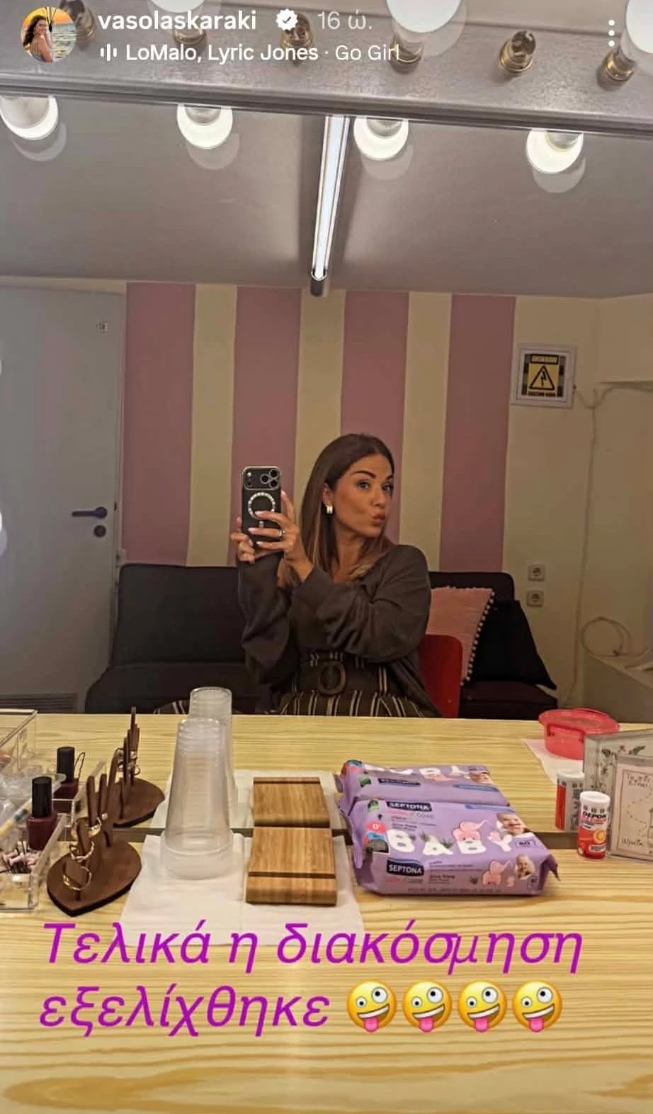Στο καμαρίνι της Βάσως Λασκαράκη | Η ροζ λεπτομέρεια που κάνει τον χώρο να ξεχωρίζει