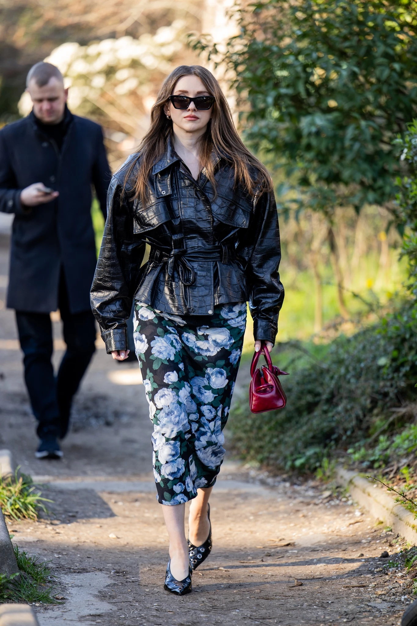 Μαύρο δερμάτινο τζάκετ με φλοράλ φόρεμα