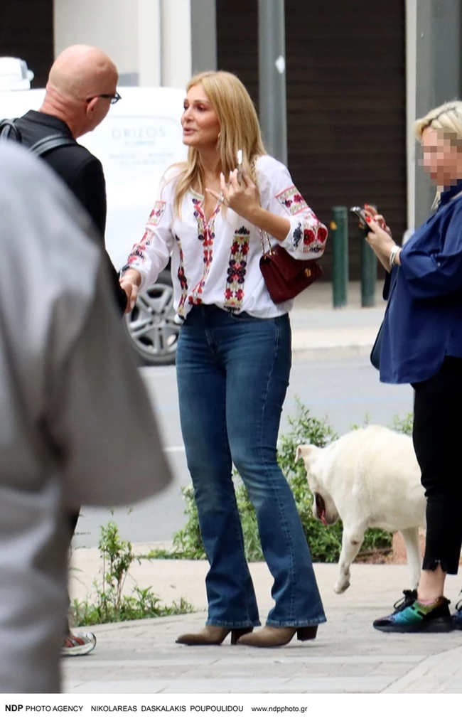 Η Νατάσα Θεοδωρίδου με τζιν καμπάνα και cowboy boots