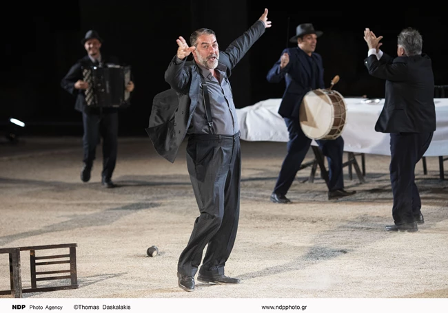 Η Δέσποινα Βανδή καμάρωσε τον Βασίλη Μπισμπίκη στην Επίδαυρο