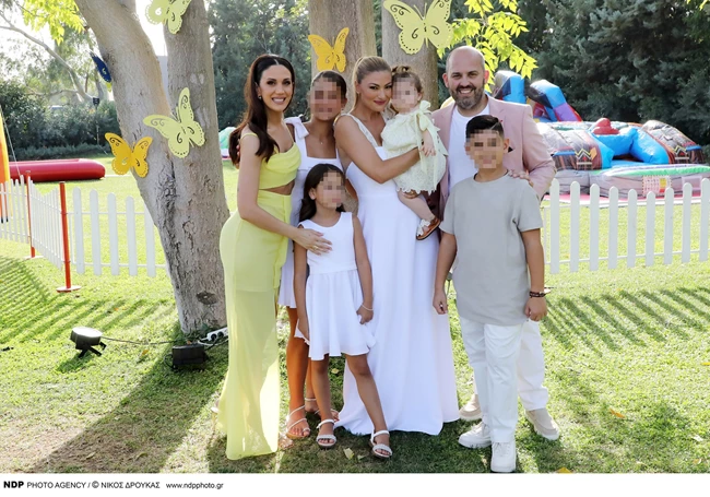 Ο Μάνος Μαγιάτης και η σύντροφός του, Χριστίνα βάφτισαν την κόρη τους | Η κομψή εμφάνιση της Δέσποινας Καμπούρη ως νονά