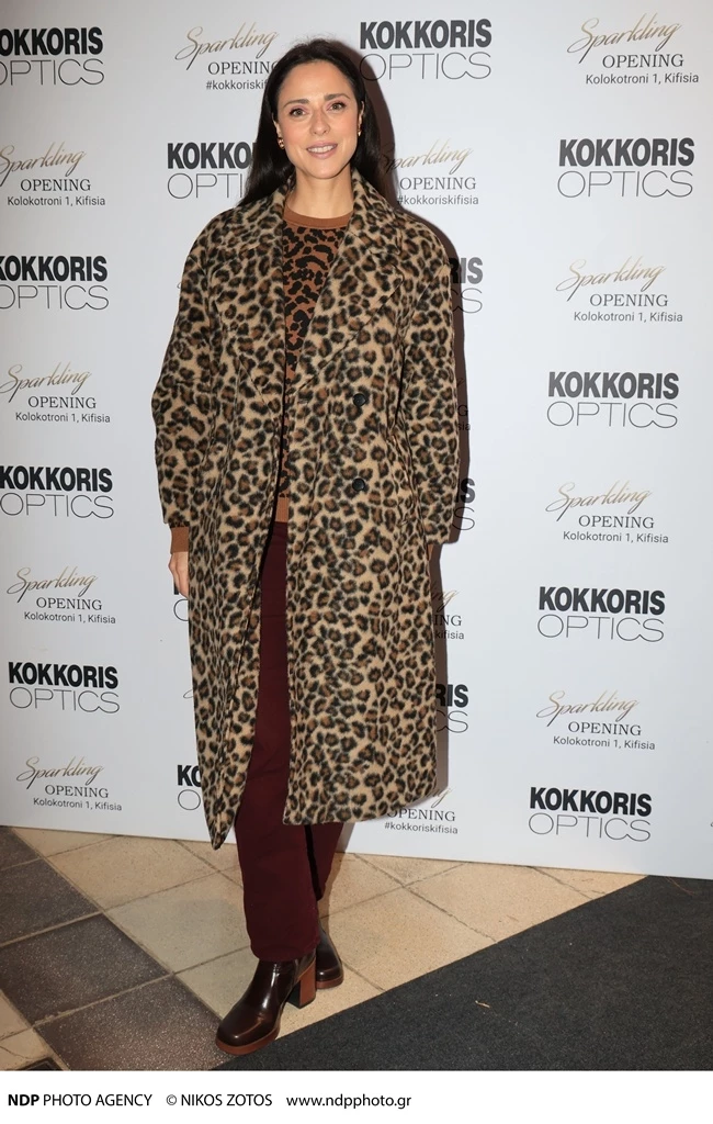 Η Ευαγγελία Συριοπούλου με animal print πανωφόρι