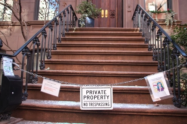 Πόσα να αντέξουμε | Κλείνουν τα "σκαλιά της Carrie Bradshaw" του Sex and the City