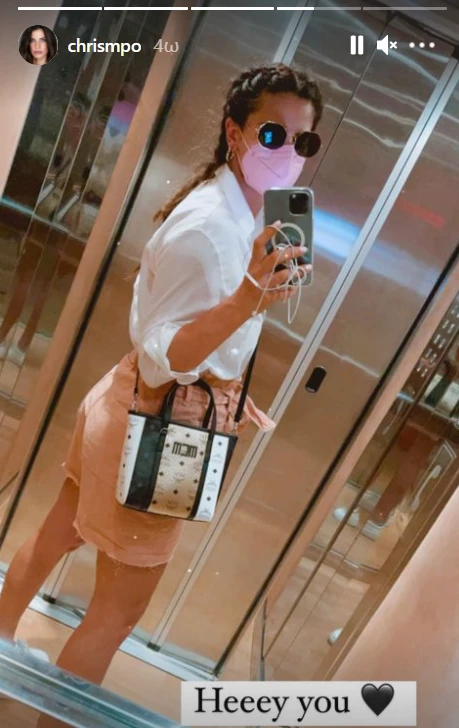 Χριστίνα Μπόμπα | Με ροζ μίνι σορτσάκι και casual look σε πρόσφατη έξοδό της