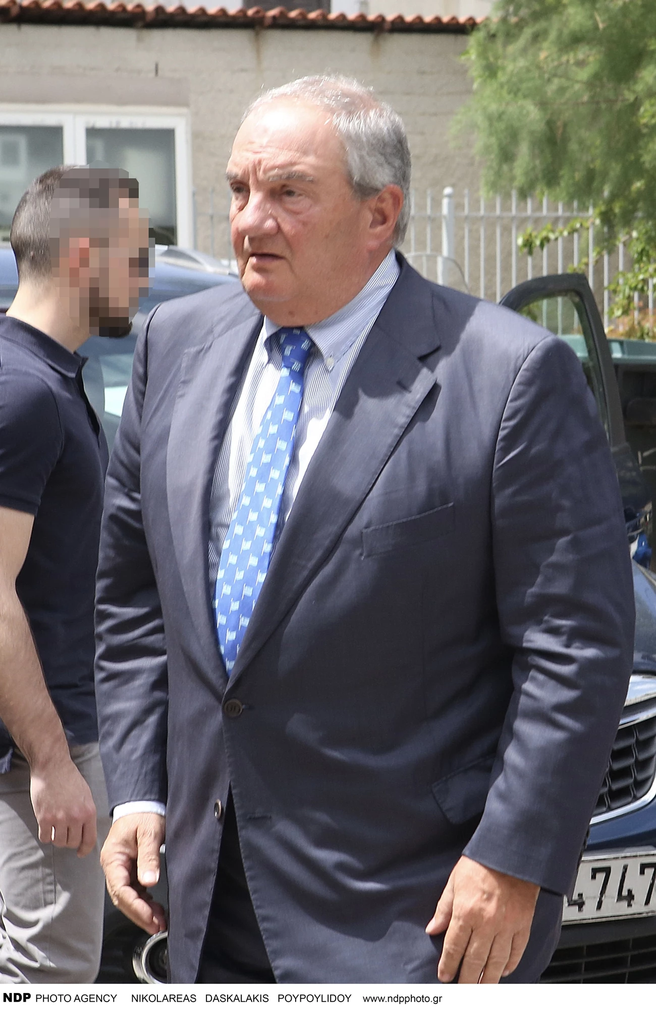 Αλίκη Καραμανλή | Με τον αδελφό της, Αλέξανδρο και τον Κώστα Καραμανλή στην κηδεία του Πέτρου Μολυβιάτη