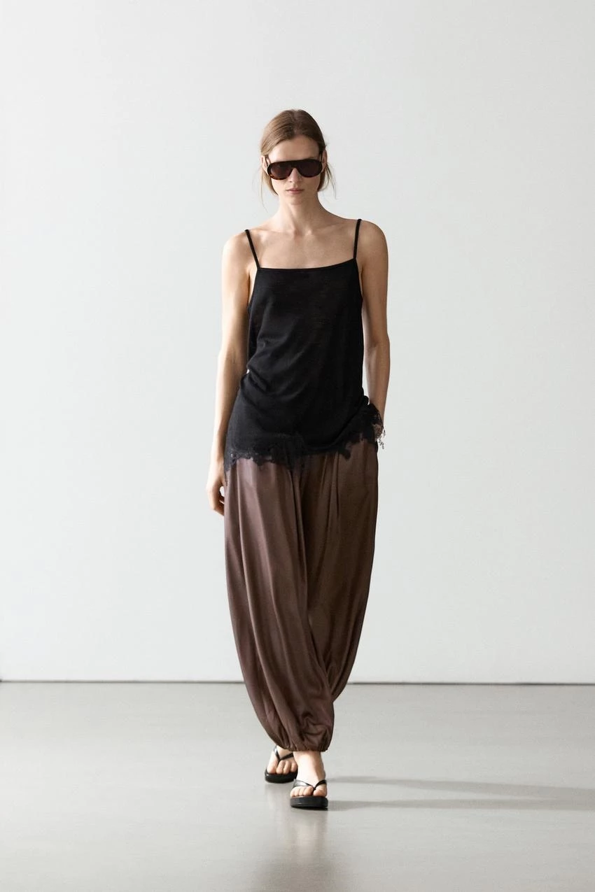 Το καφέ balloon παντελόνι από τη Massimo Dutti που θα ανανεώσει το ντύσιμό σου