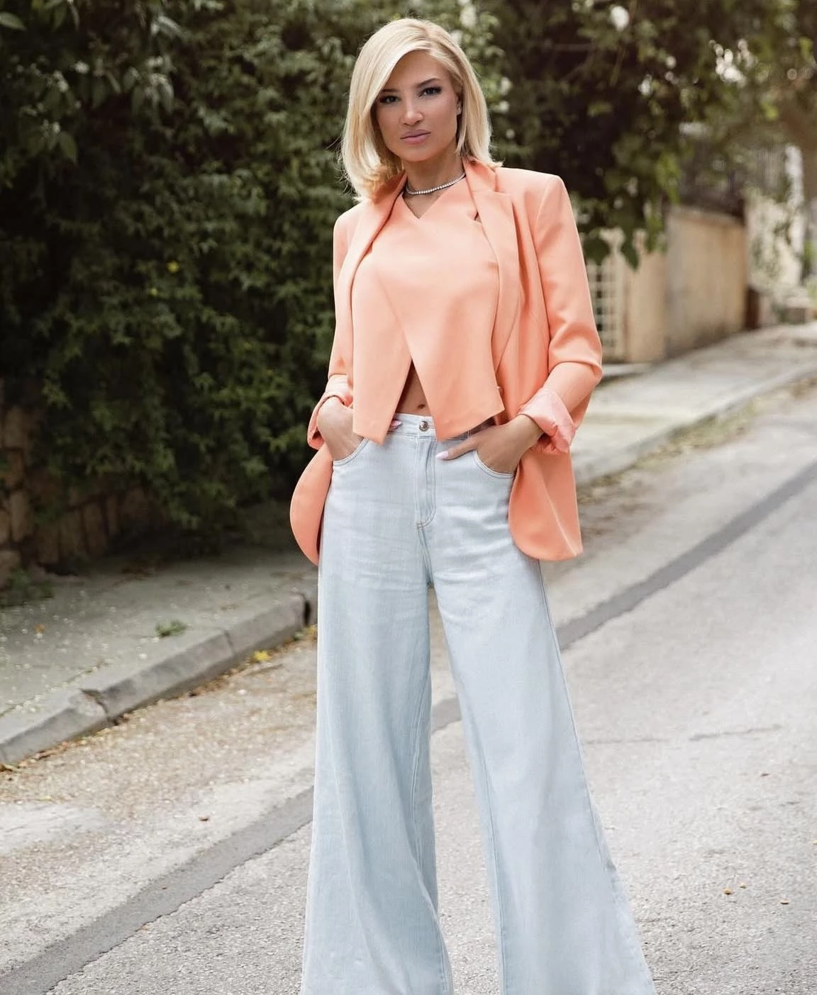 Το έξυπνο χτένισμα της Φαίης Σκορδά που καμουφλάρει τέλεια την ρίζα στα μαλλιά