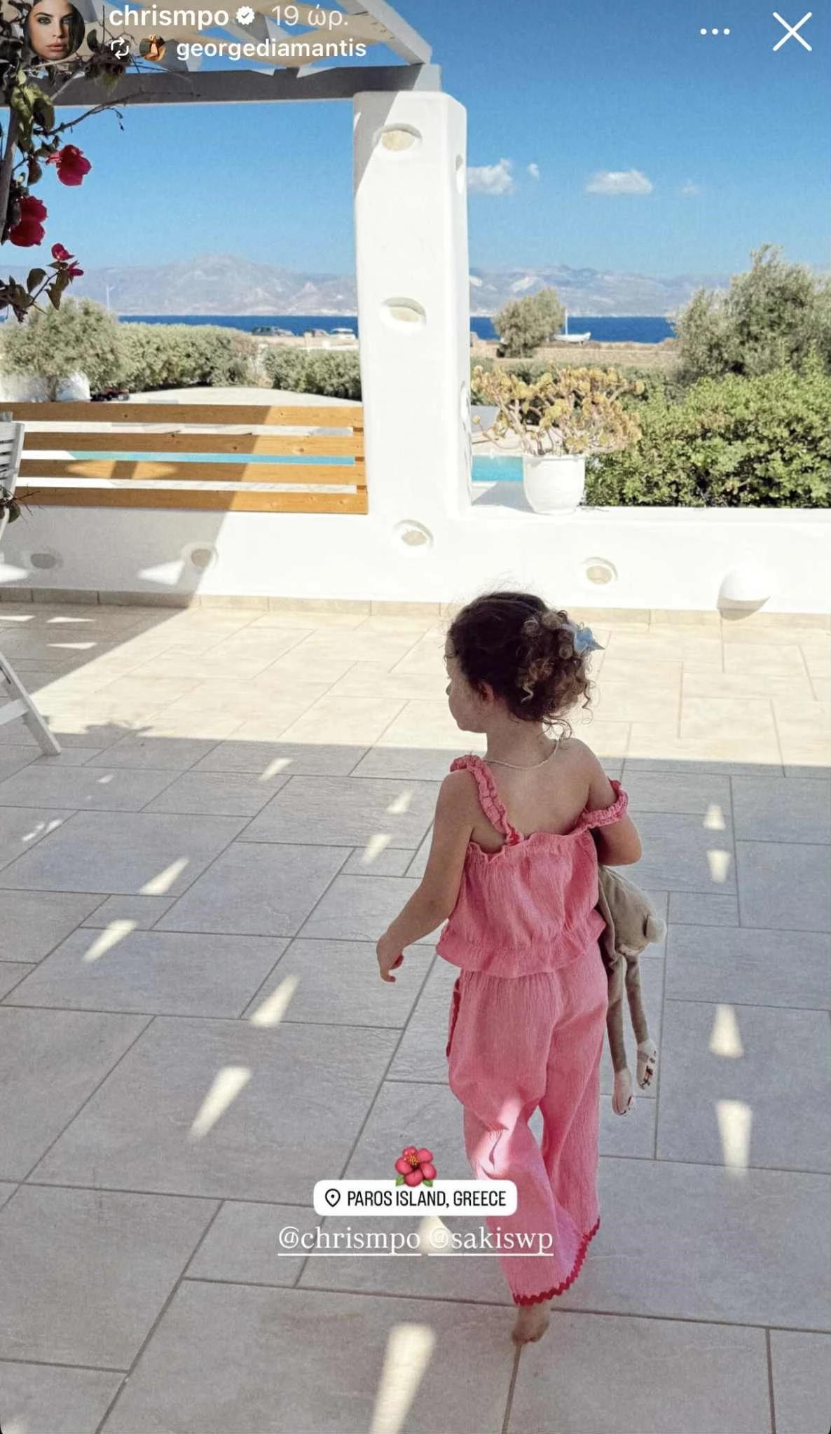 Μίνι fashion icon στην Πάρο | Η κόρη της Χριστίνα Μπόμπα εντυπωσιάζει με το ροζ σετάκι της