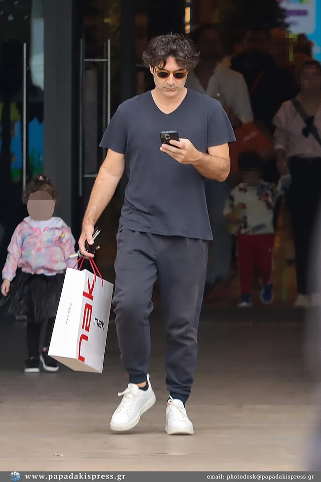 Χριστόφορος Παπακαλιάτης  | Με αθλητικό look για αγορές στα καταστήματα