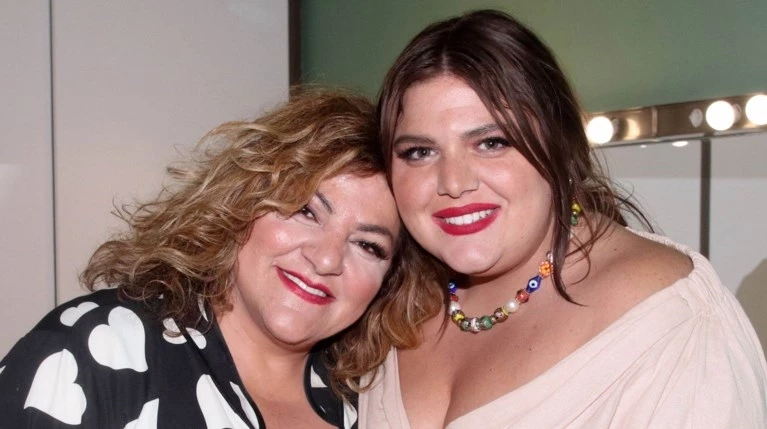 Βίκυ Σταυροπούλου - Δανάη Μπάρκα | Μαμά και κόρη ποζάρουν με ελάχιστο μακιγιάζ λίγο πριν το τέλος της πρώτης τους θεατρικής συνεργασίας