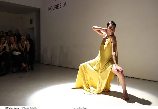 Έλενα Τοπαλίδου | Εντυπωσίασε με τον χορό της σε επίδειξη μόδας