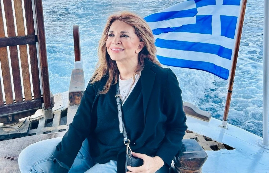 Για ψώνια στον Θεολόγο η Μιμή Ντενίση | Το safari outfit που επέλεξε