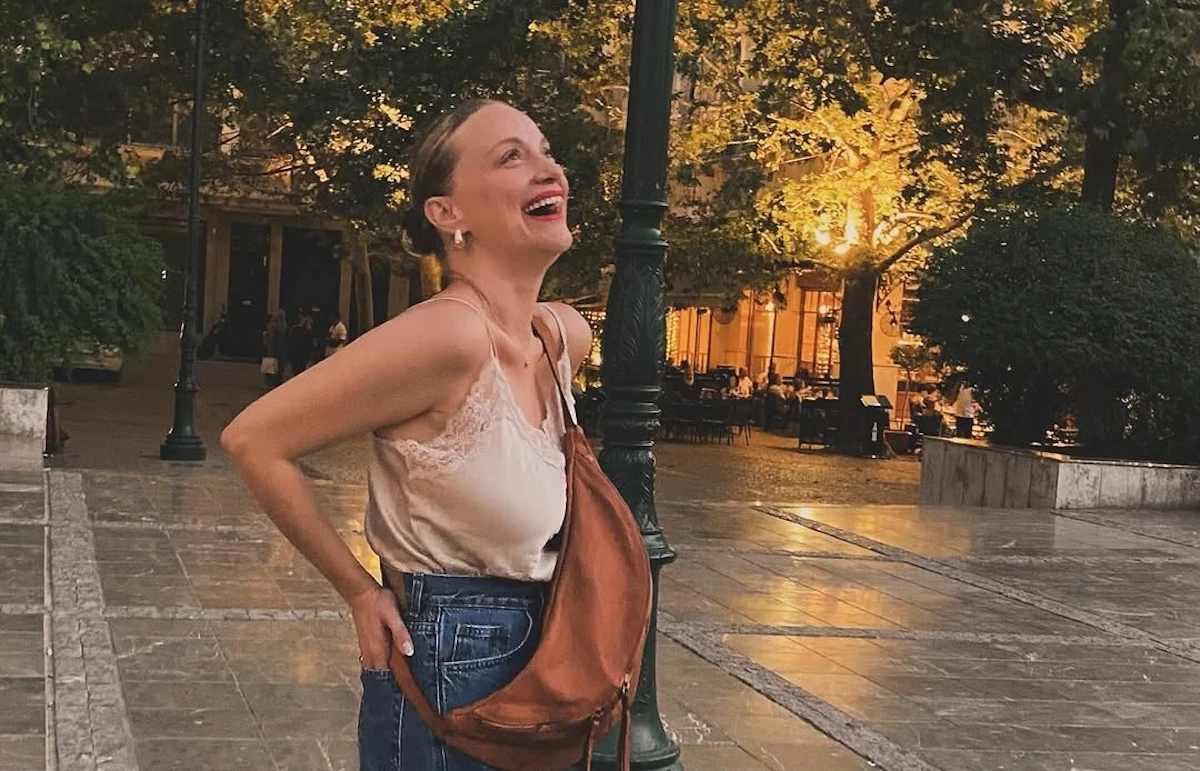 Η Λένα Δροσάκη φωτογραφίζει τον γιο της, Αναστάση στην πισίνα του πολυτελούς ξενοδοχείου που απολαμβάνουν τις διακοπές τους