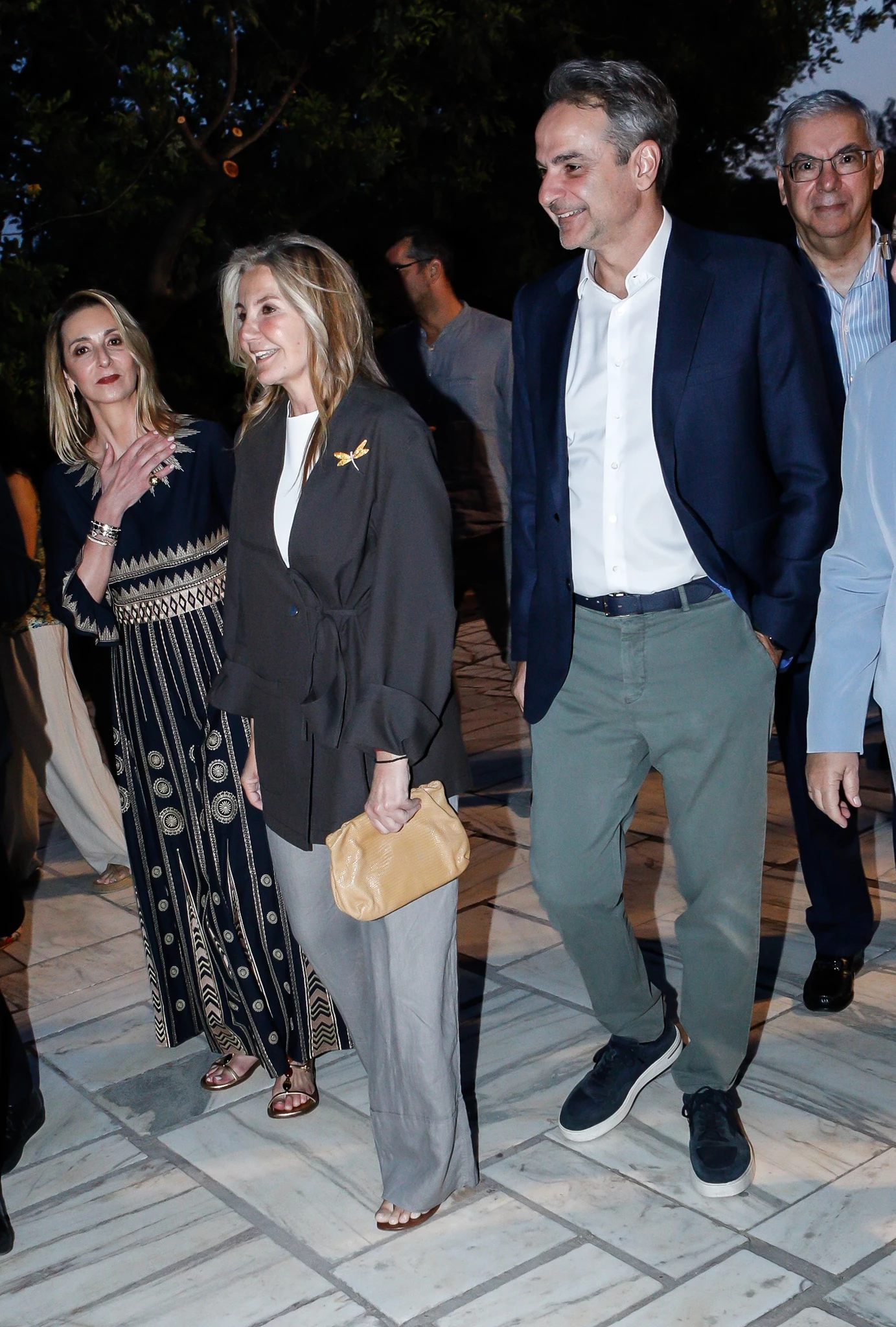 Η Μαρέβα Μητσοτάκη με tone on tone γκρι σύνολο και την αγαπημένη της καρφίτσα στο Ηρώδειο