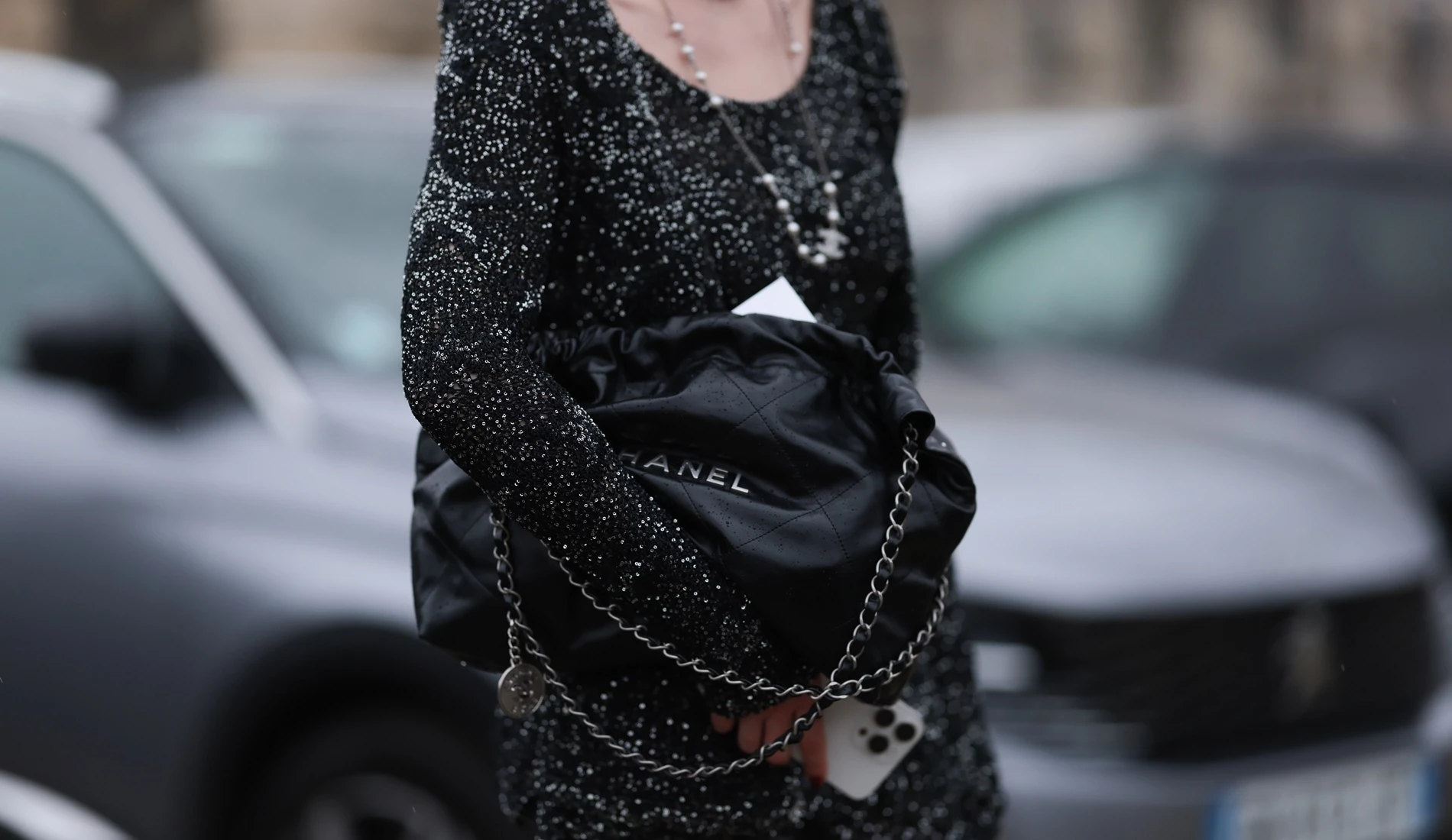 Αυτό το οικονομικό little black dress από τη Stradivarius θα ορίσει τις εμφανίσεις σου αυτά τα Χριστούγεννα