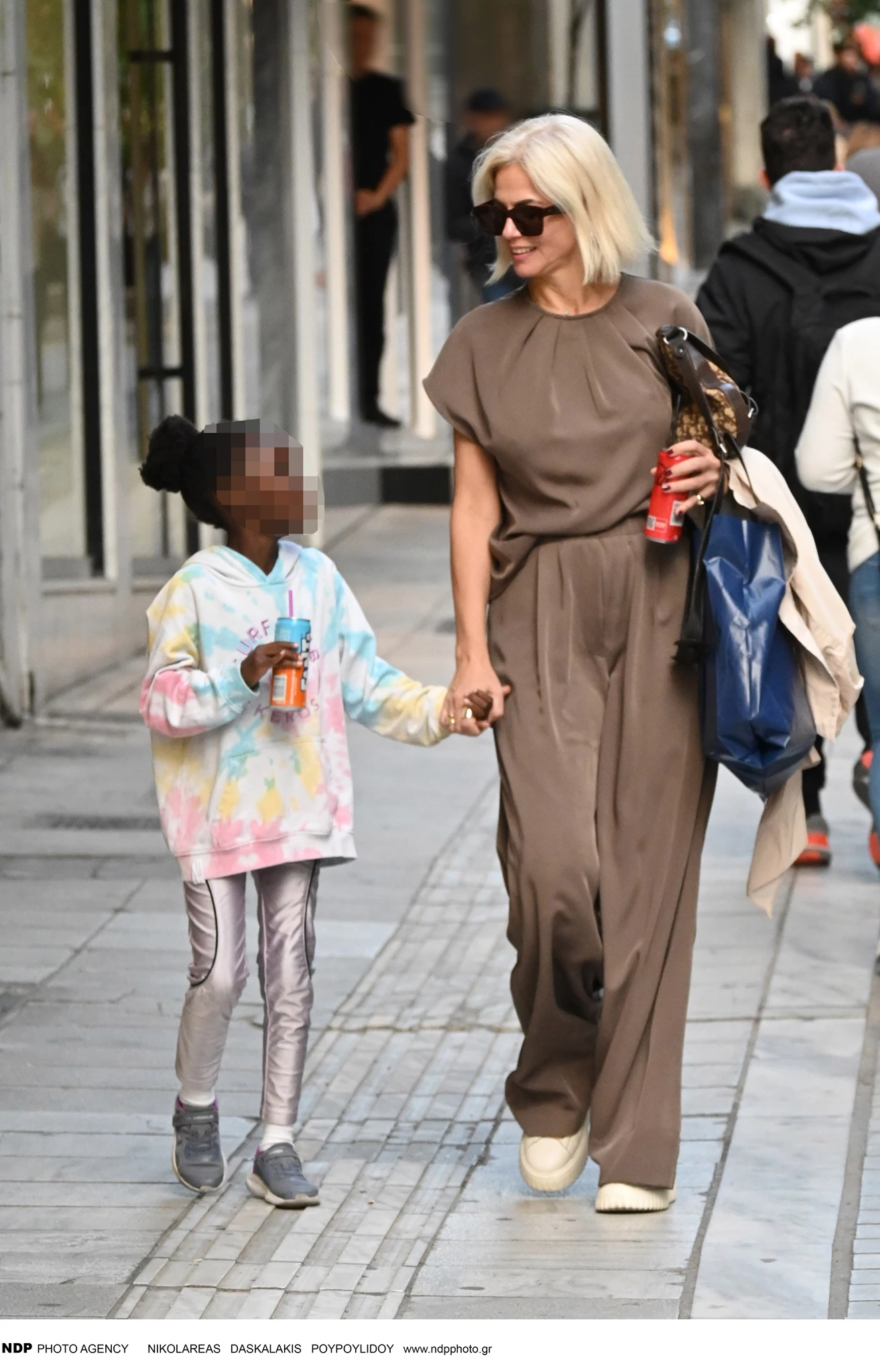 Η Χριστίνα Κοντοβά με τηνκόρη της στο κέντρο της Αθήνας