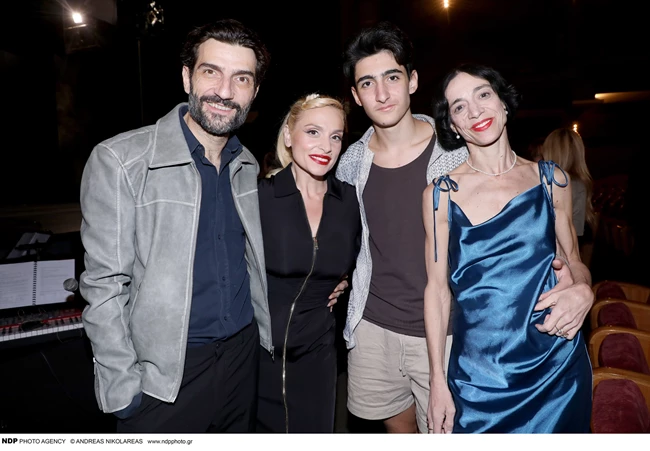 Νίκος Κουρής | Η οικογένειά του στο πλευρό του στην πρεμιέρα της παράστασης "Εκατομμυριούχος"