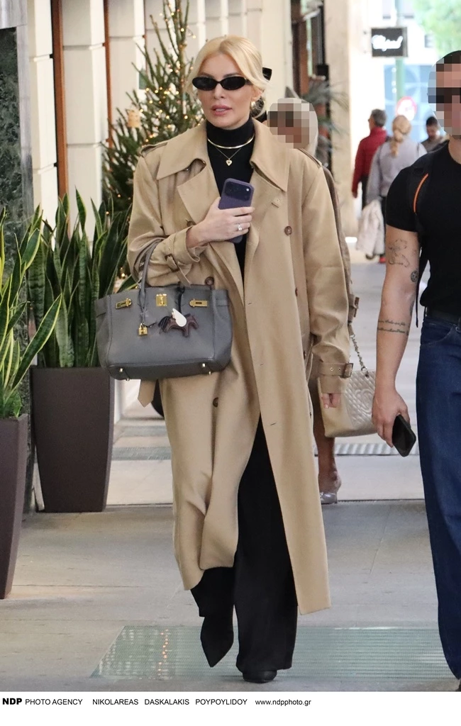 Η Κατερίνα Καινούργιου σε εμφάνιση στο κέντρο της Αθήνας