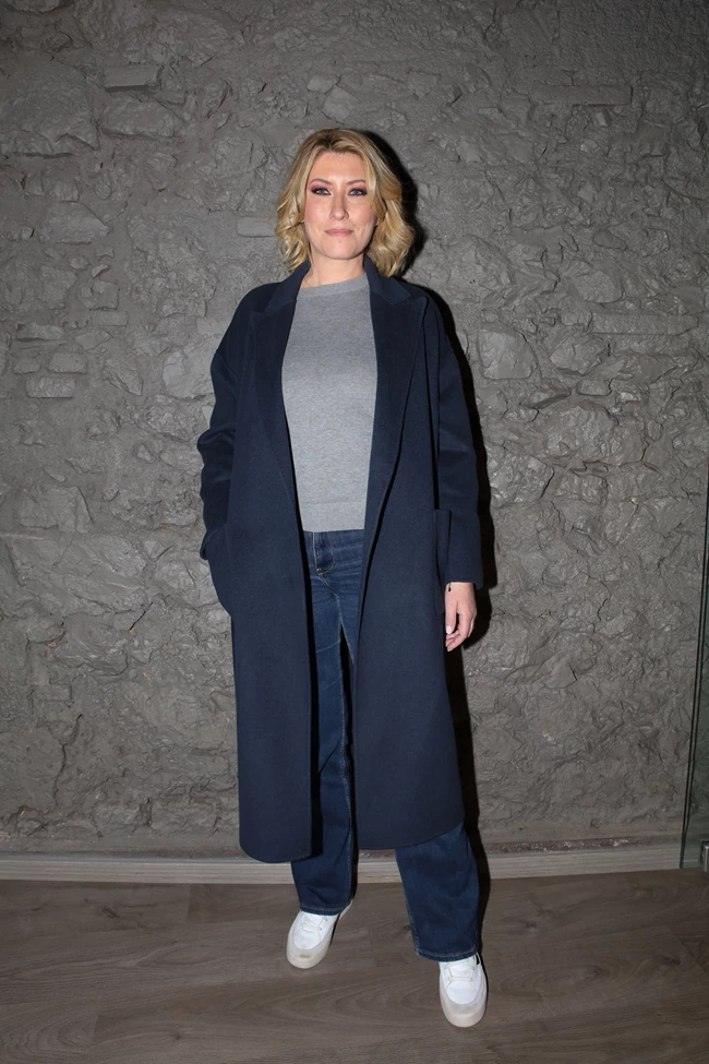 Σία Κοσιώνη | Με stylish σνίκερς σε θεατρική πρεμιέρα