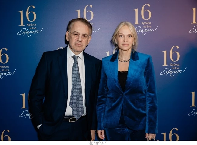 Μαρί Κωνσταντάτου | Σε νέα δημόσια εμφάνιση με τον σύζυγό της με βελούδινο μπλε κοστούμι