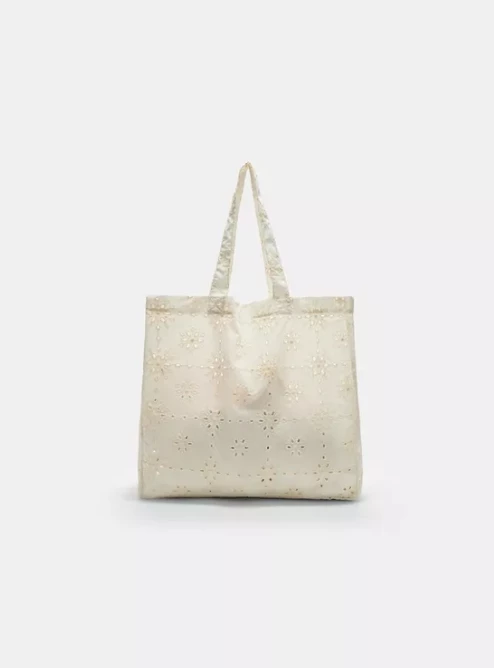 Η λευκή τσάντα με κεντήματα από Stradivarius που θα κρατούσε μία Γαλλίδα στην παραλία