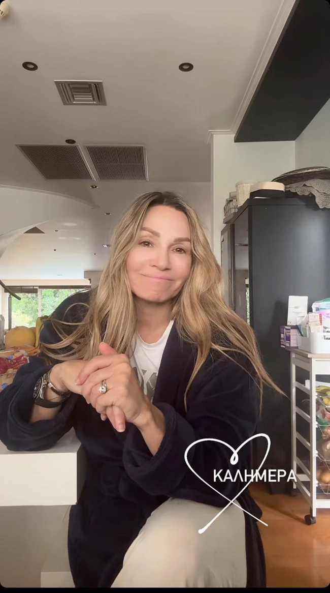 Η Ελένη Πετρουλάκη σε ένα διαφορετικό βίντεο στην κουζίνα του σπιτιού της | "Πίεση, άγχος, παιδιά στην εφηβεία"