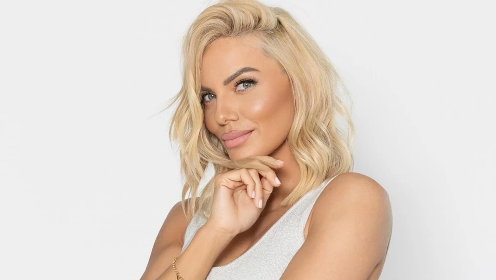 Ιωάννα Μαλέσκου | Μας δείχνει τον κομψό βαφτιστικό σταυρό της κόρης της