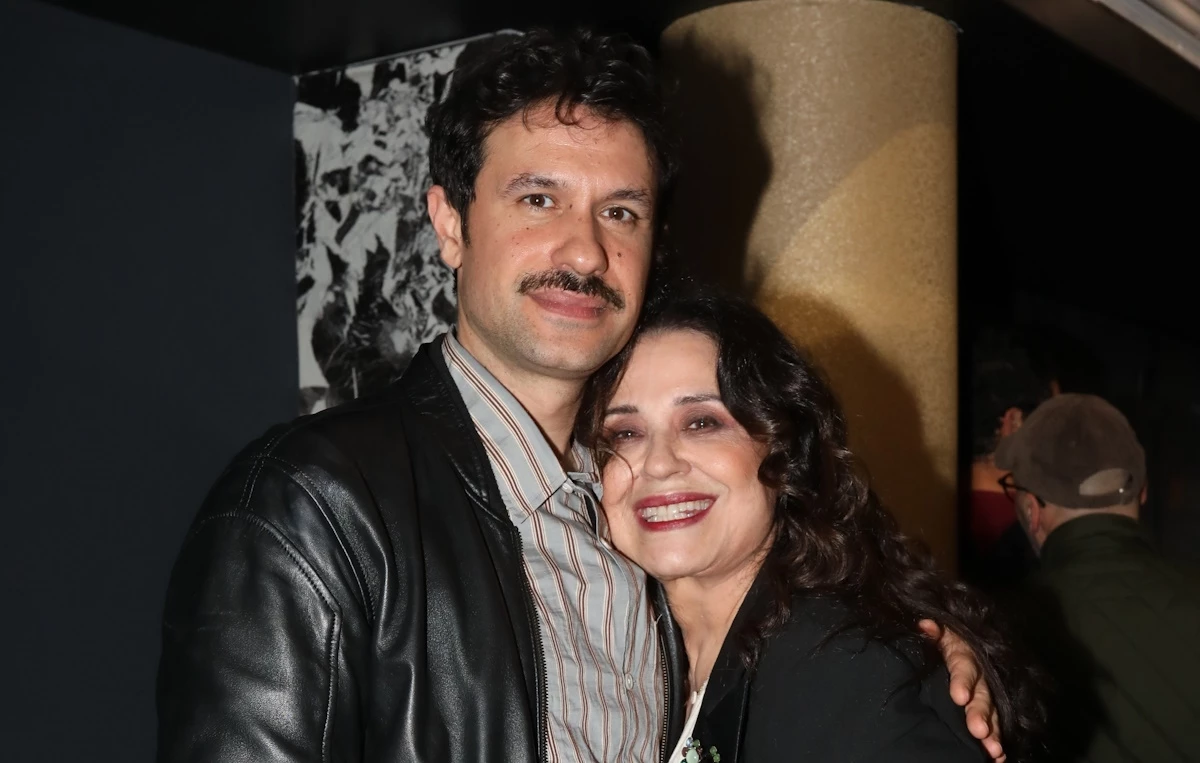 Περήφανος γιος ο Ορφέας Αυγουστίδης | Η αγκαλιά της συζύγου του, Γεωργίας Κρασσά στη Μαρία Τζομπανάκη