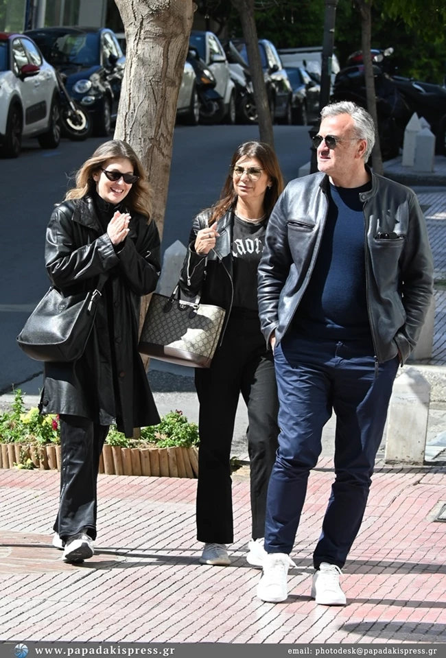 Η Κλέλια Ανδριολάτου με total black look σε οικογενειακή βόλτα