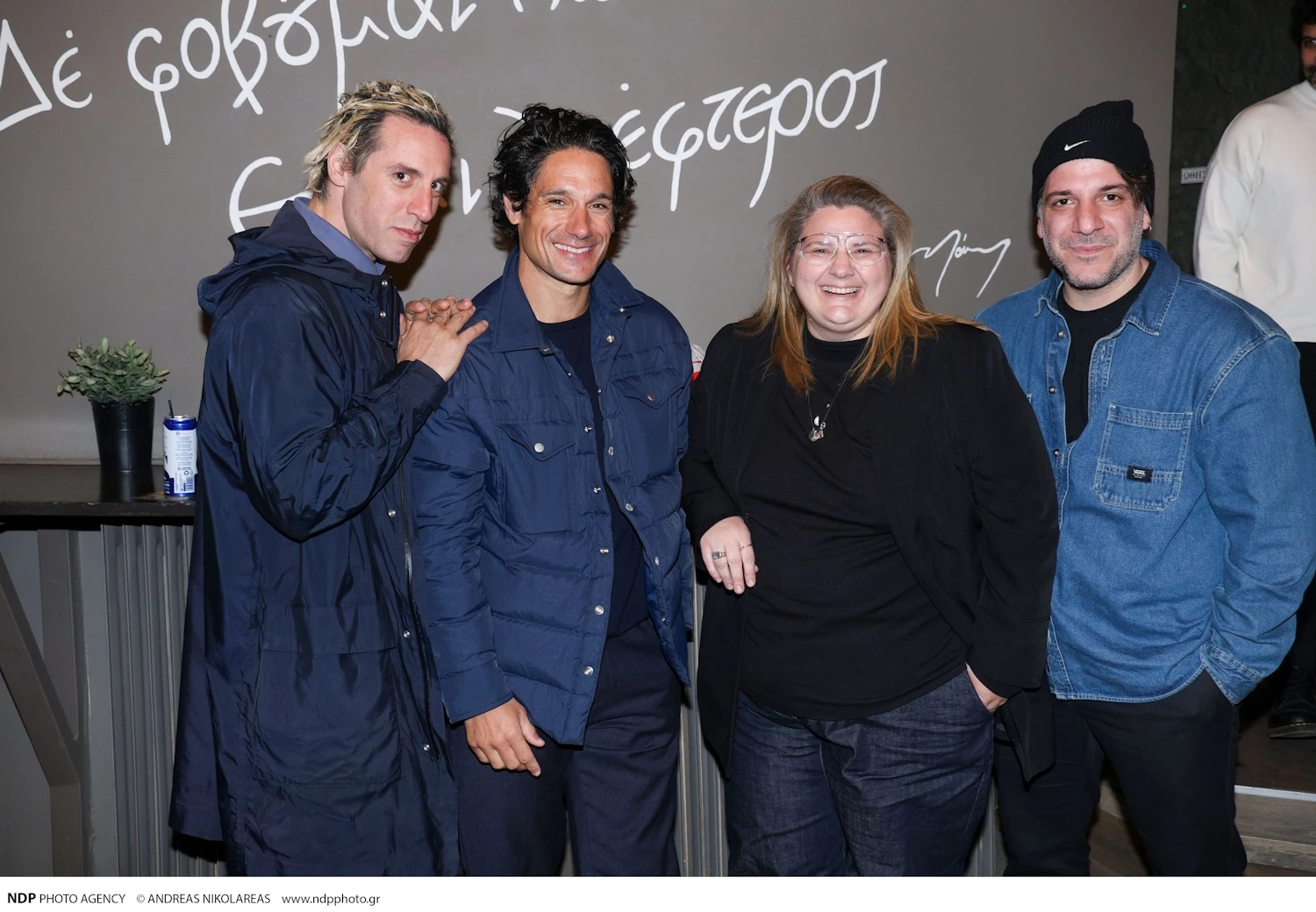 Στο θέατρο για να στηρίξει τη σύντροφό του | Ο Πάνος Βλάχος στην πρεμιέρα της Νατάσας Εξηνταβελώνη