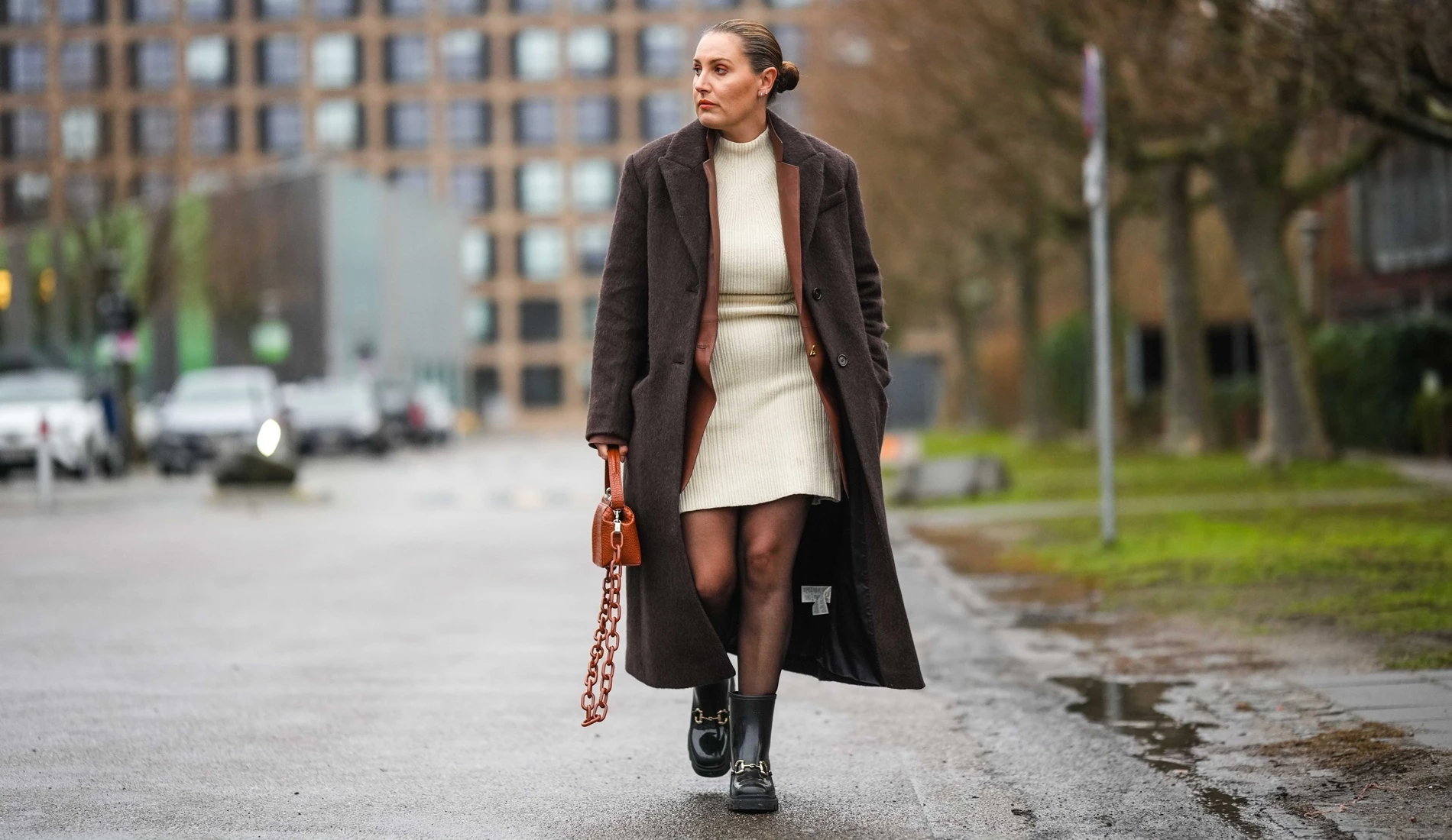 Βρέχει και δεν ξέρεις τι να βάλεις; Τα μποτάκια από τη Mango που θα σε 