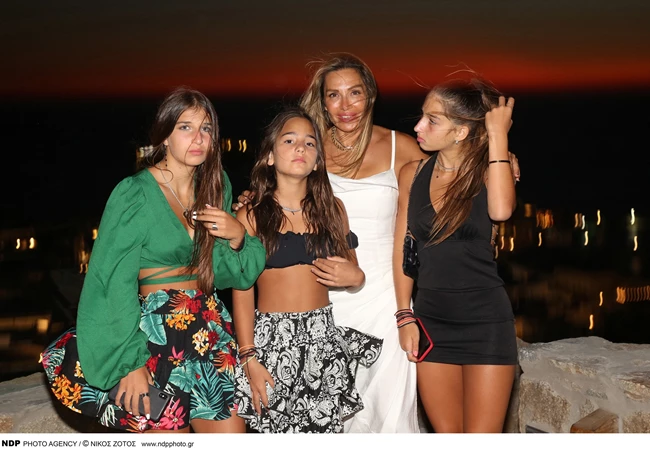 Ελένη Πετρουλάκη | Ποζάρει με τις τρεις μικρότερες κόρες της. Ποια της μοιάζει πιο πολύ;