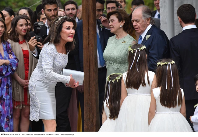 Ελληνίδες celebrities καλεσμένες σε γάμο | Τα "τολμηρά" χτενίσματα που συζητήθηκαν έντονα