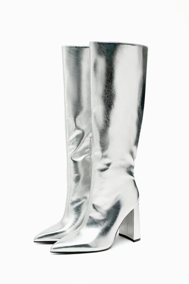 Οι ψηλοτάκουνες μπότες από τη Zara που θα σε πείσουν να εντάξεις τη μεταλλιζέ τάση στις εμφανίσεις σου