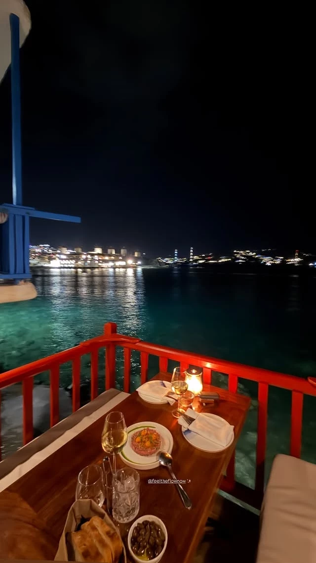 Κωνσταντίνα Ευριπίδου και Φίλιππος Μιχόπουλος σε δείπνο στη Μύκονο
