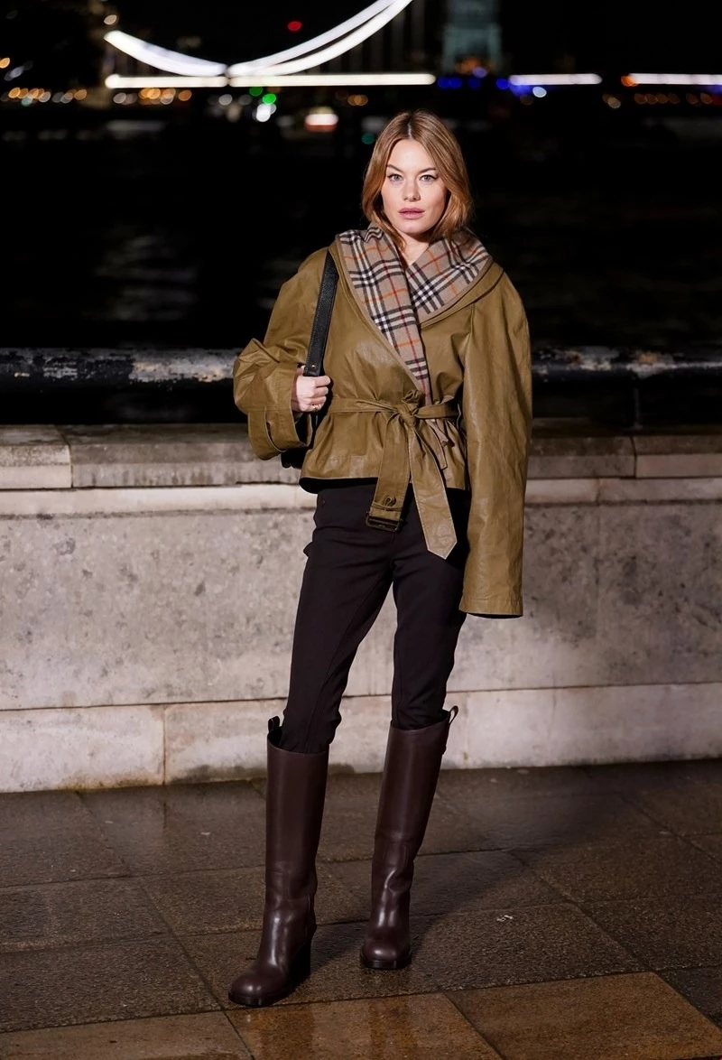 Camille Rowe | Η μέλλουσα σύζυγος του Τεό Νιάρχου στην πρώτη της εμφάνιση μετά την αθόρυβη γέννηση του παιδιού τους