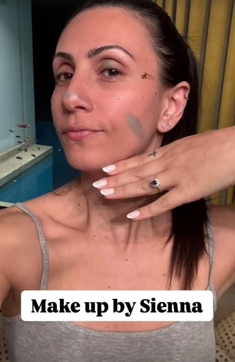 H Σιέννα Μιχοπούλου έβαψε τη νονά της και το αποτέλεσμα είναι ξεκαρδιστικό