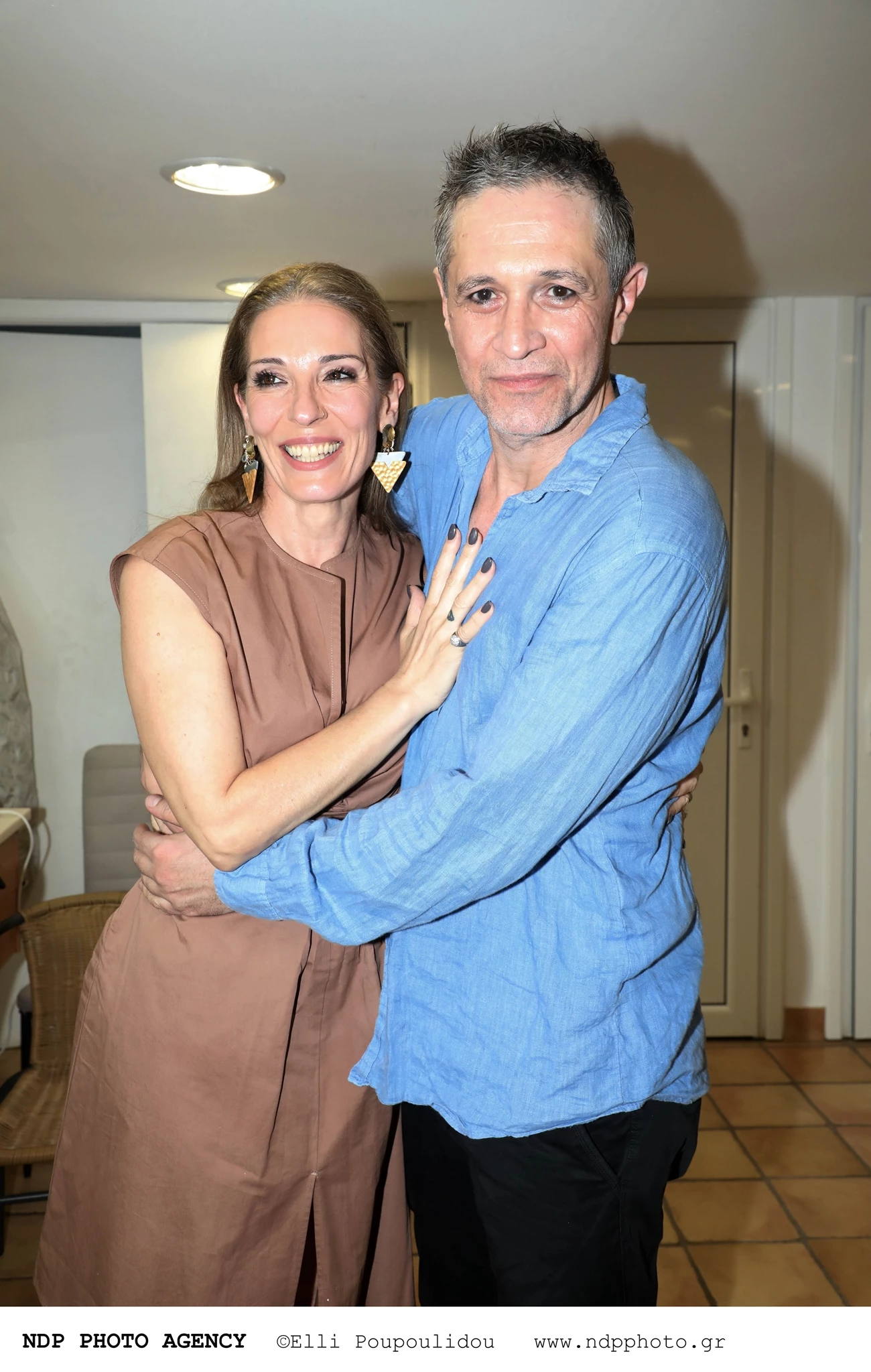 Αθηνά Μαξίμου και Αιμίλιος Χειλάκης | Τρελά ερωτευμένοι μετά από 21 χρόνια γάμου - Το τρυφερό φιλί στην πρεμιέρα