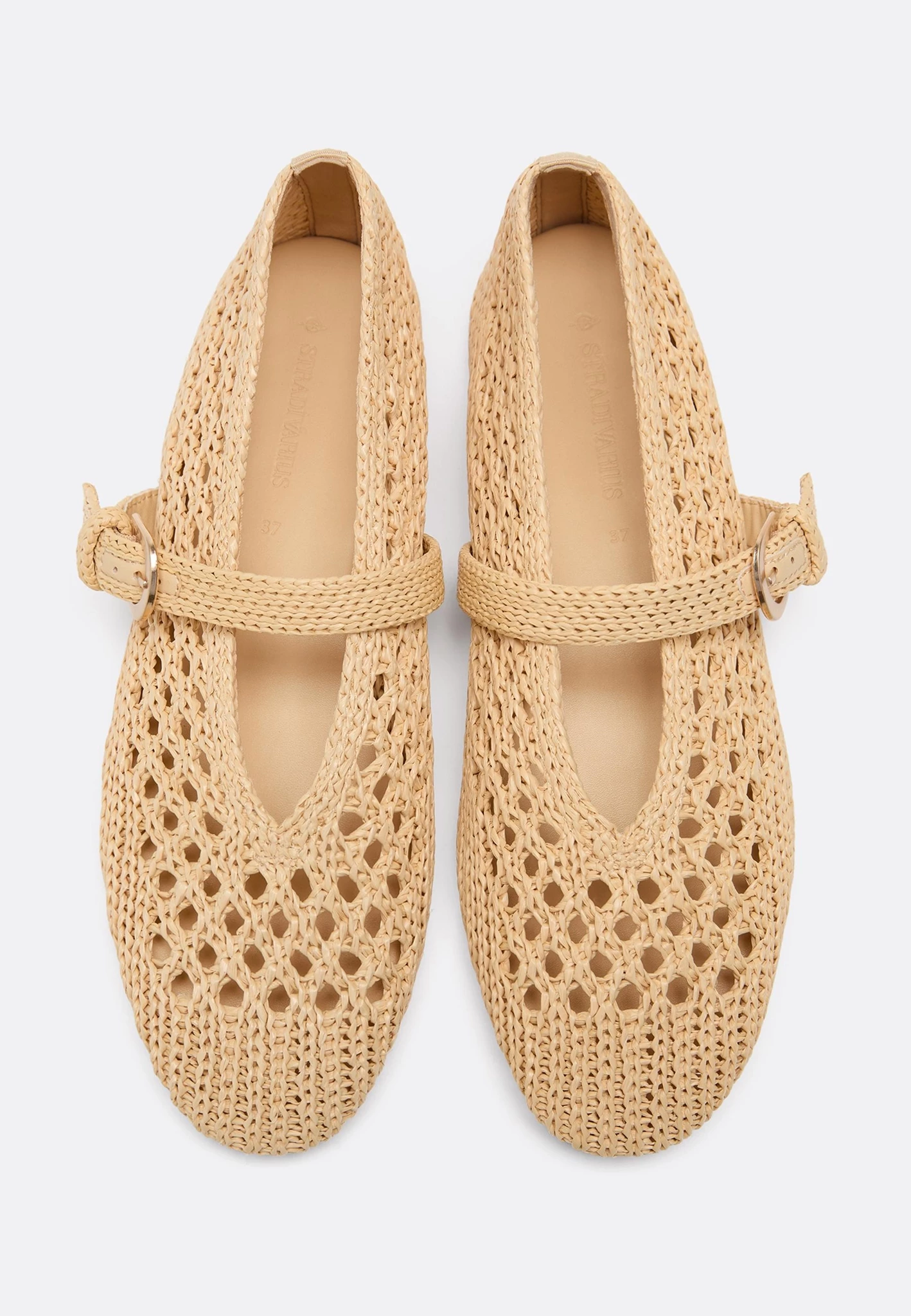 Οι ψάθινες μπαλαρίνες από τη Stradivarius που ταιριάζουν τέλεια με φορέματα και φούστες