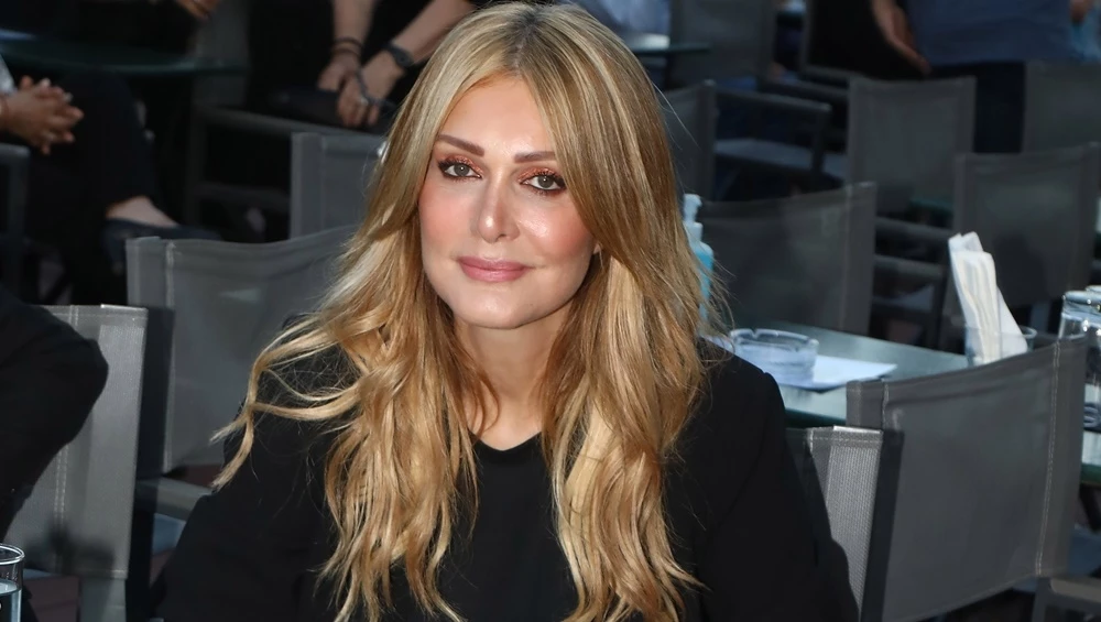 Η Νατάσα Θεοδωρίδου με το παντελόνι από τη Zara που έχουμε όλες στη ντουλάπα μας