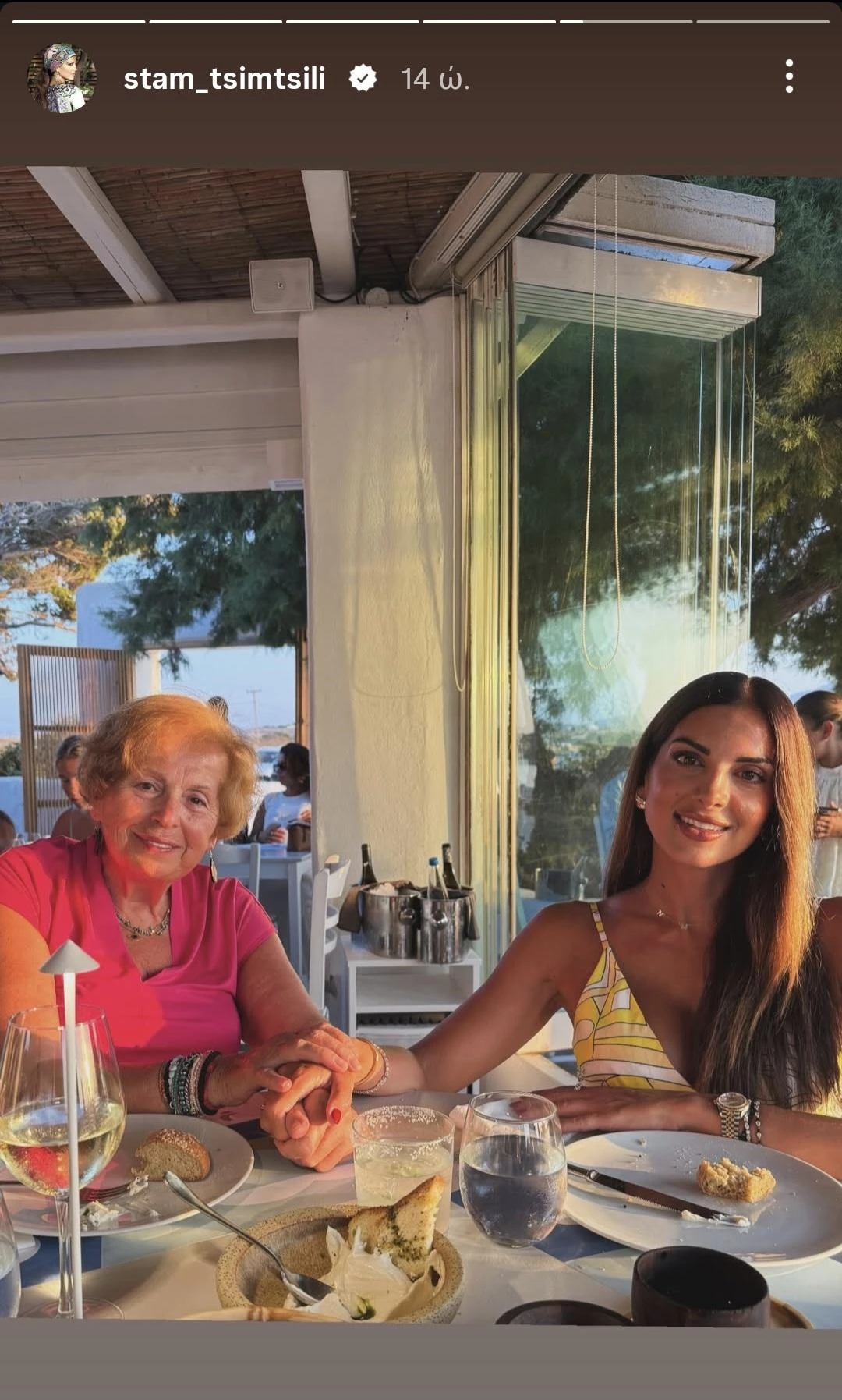 Η Σταματίνα Τσιμτσιλή στην Πάρο με τον γιο της
